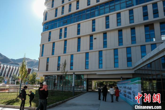 因疫情防控需要，此次義診活動進行了人數(shù)限定。圖為西藏民眾帶著孩子到醫(yī)院就診?！〗w波 攝