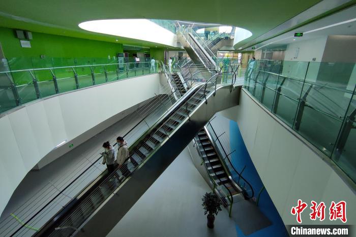 圖為西藏自治區(qū)婦產(chǎn)兒童醫(yī)院內(nèi)景?！〗w波 攝