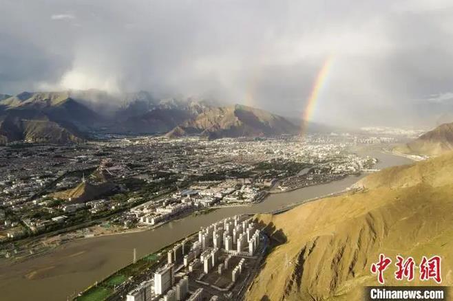 資料圖：海拔3600多米的高原城市拉薩迎來雨后彩虹。江飛波 攝