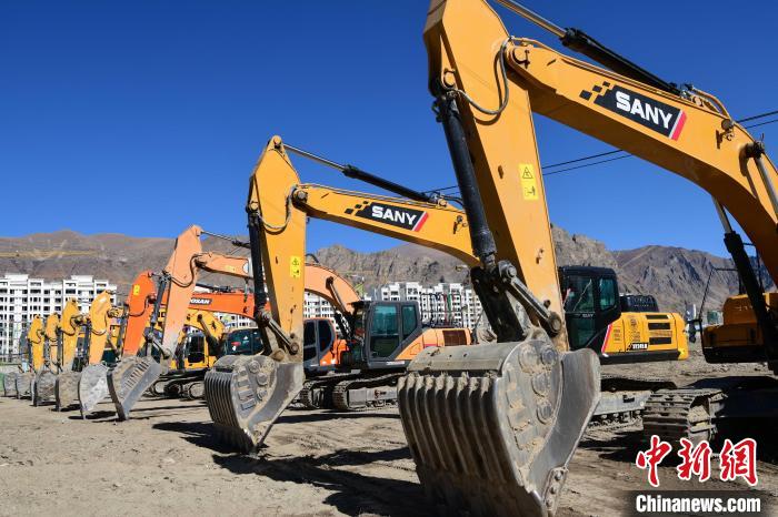 圖為人大附中拉薩學(xué)校開工奠基儀式現(xiàn)場?！∝暩聛硭?攝