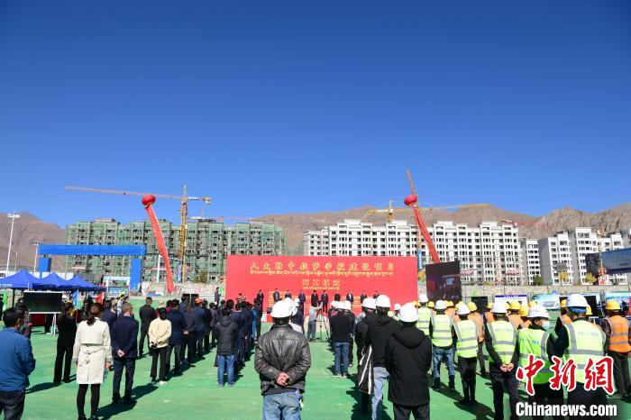 圖為人大附中拉薩學(xué)校開工奠基儀式現(xiàn)場?！∝暩聛硭?攝