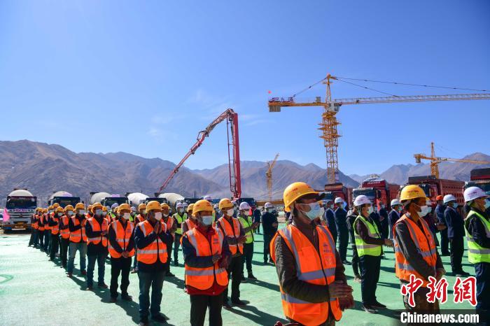 圖為人大附中拉薩學(xué)校開工奠基儀式現(xiàn)場。　貢嘎來松 攝