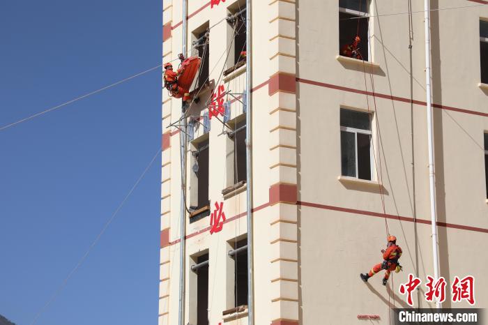 圖為消防指戰(zhàn)員進(jìn)行繩索救援演練?！≈炜旗?攝