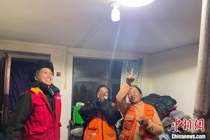 青藏公路109道班接入大網(wǎng)電?!?閆昱翰 攝