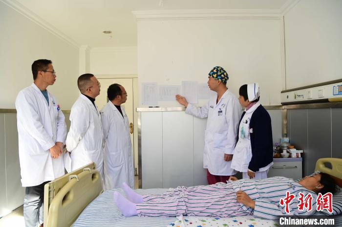 圖為何蔚副主任醫(yī)師(站右二)及團隊術(shù)后對患者的肌肉訓(xùn)練、蛋白飲食等制定了每半日的康復(fù)計劃?！∝暩聛硭?攝