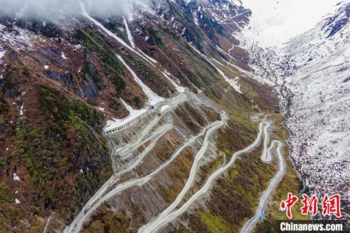 圖為嘎隆拉隧道南段，穿過該隧道后便正式進入了墨脫縣范圍。