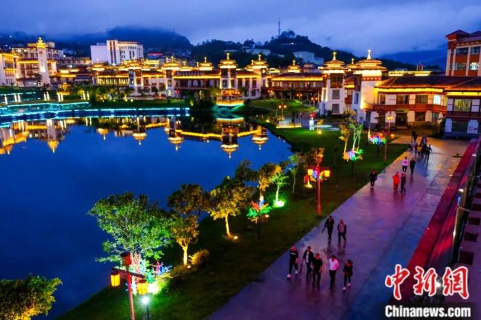 墨脫入夜，華燈初上，昔日“高原孤島”如今日漸繁華。