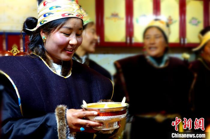 圖為藏族姑娘向客人敬酒?！∪轿木?攝