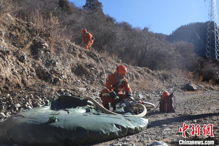 圖為參訓(xùn)消防指戰(zhàn)員架設(shè)蓄水池?！〔际猩窒乐ш?duì)江達(dá)縣中隊(duì) 攝
