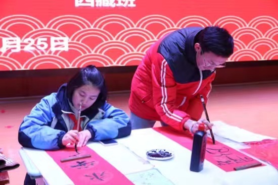 現(xiàn)場書寫春聯(lián)。梁超攝