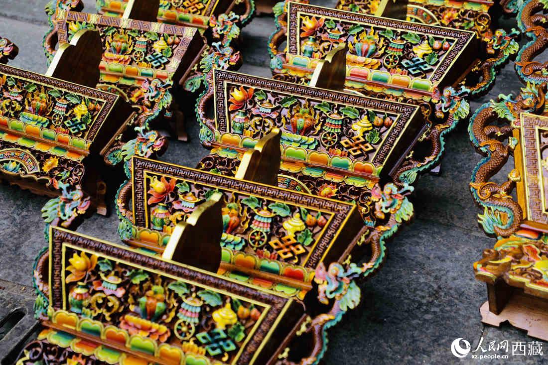 年貨市場(chǎng)上的切瑪盒。（切瑪盒是藏歷新年吉祥物，是在精制斗型木盒中用隔板分開(kāi)，分別盛入炒麥粒和糌粑，插上“仔卓”，象征著人壽年豐、吉祥如意。）人民網(wǎng) 次仁羅布攝