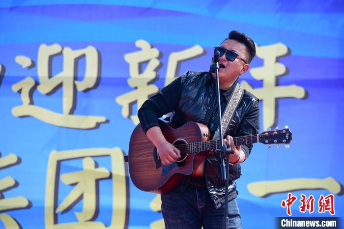 圖為文藝匯演現(xiàn)場(chǎng)。　貢嘎來(lái)松 攝