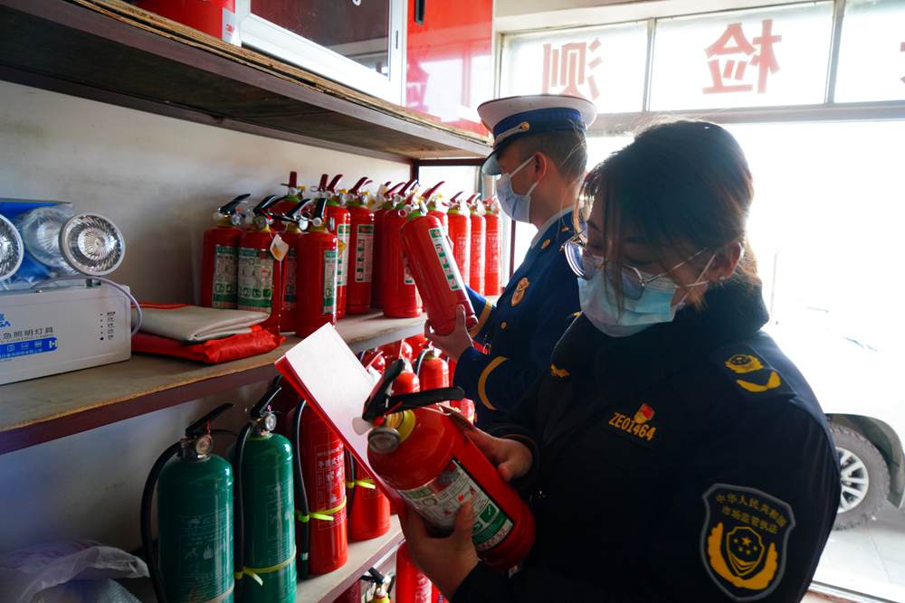 檢查消防器材。圖片由那曲消防提供