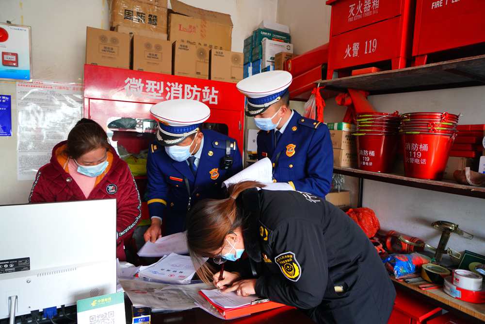 檢查消防器材。圖片由那曲消防提供