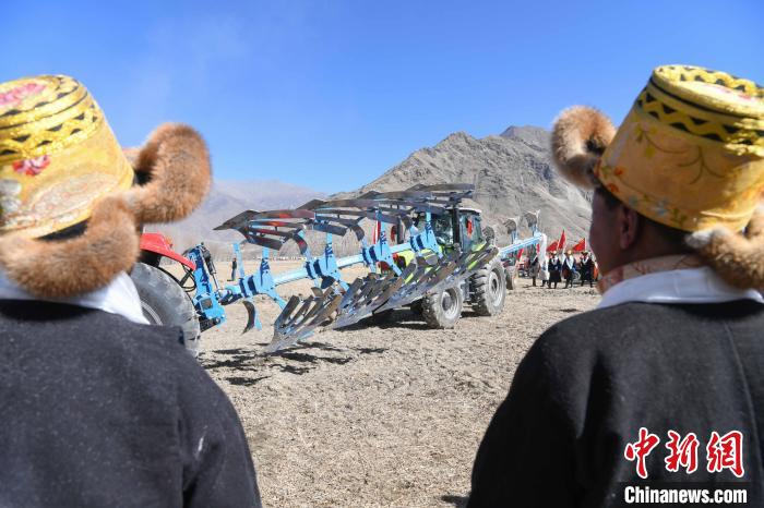 圖為拉薩市曲水縣茶巴朗村春耕儀式現(xiàn)場?！∝暩聛硭?攝