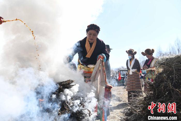 圖為拉薩市曲水縣茶巴朗村村民在春耕儀式前煨桑。　貢嘎來松 攝