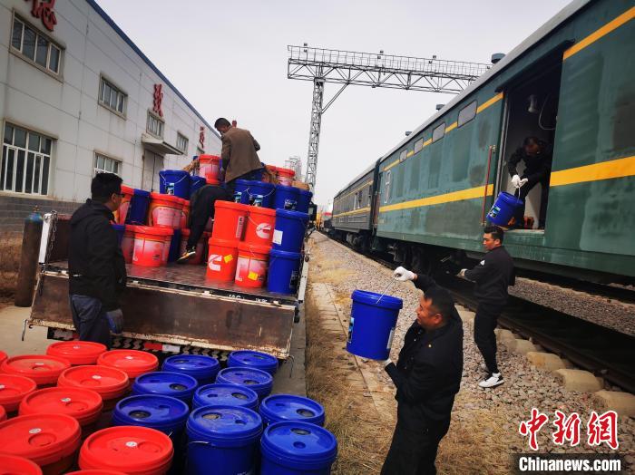 高原“大黃蜂”整裝待發(fā)確保拉林線(xiàn)雙源動(dòng)車(chē)組安全暢通