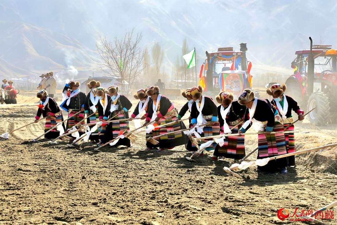 當(dāng)?shù)卮迕裆碇?jié)日盛裝，舉行春耕儀式。人民網(wǎng) 次仁羅布攝