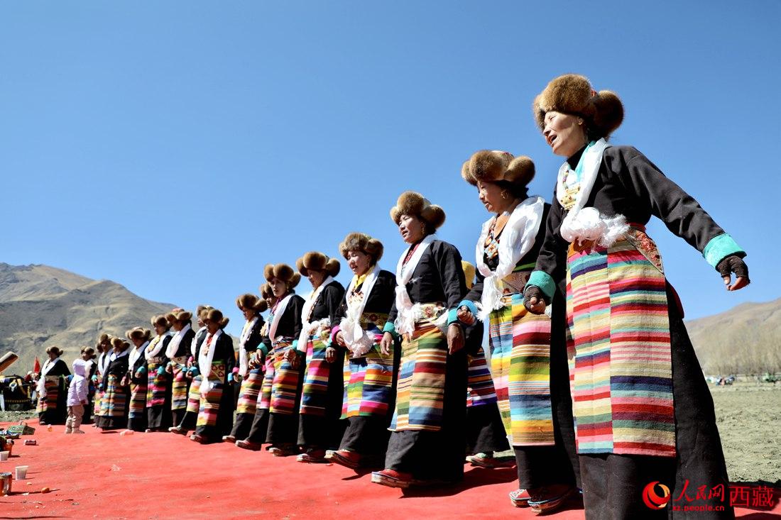 儀式結(jié)束后，農(nóng)田上仍洋溢著喜慶氣氛，村民們邊唱邊跳起了鍋莊舞。人民網(wǎng) 次仁羅布攝