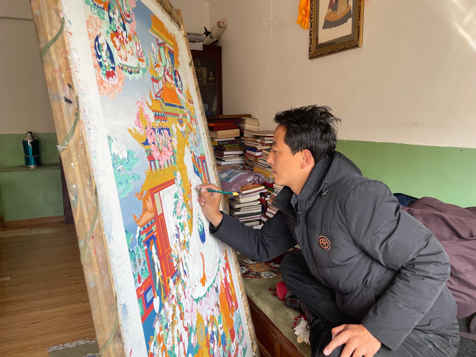 貢覺杰正在繪畫唐卡。1(1815009)-20220318090842.jpg