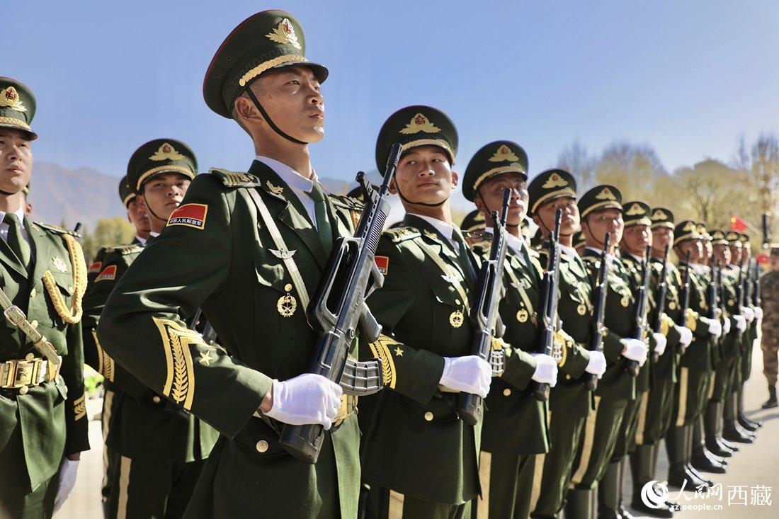 國旗護(hù)衛(wèi)隊(duì)隊(duì)員。人民網(wǎng)次仁羅布 攝