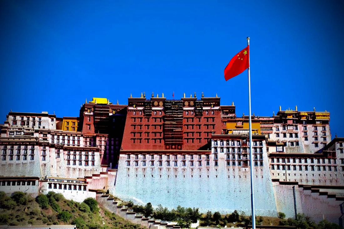 五星紅旗迎風(fēng)飄揚(yáng)。人民網(wǎng) 次仁羅布攝