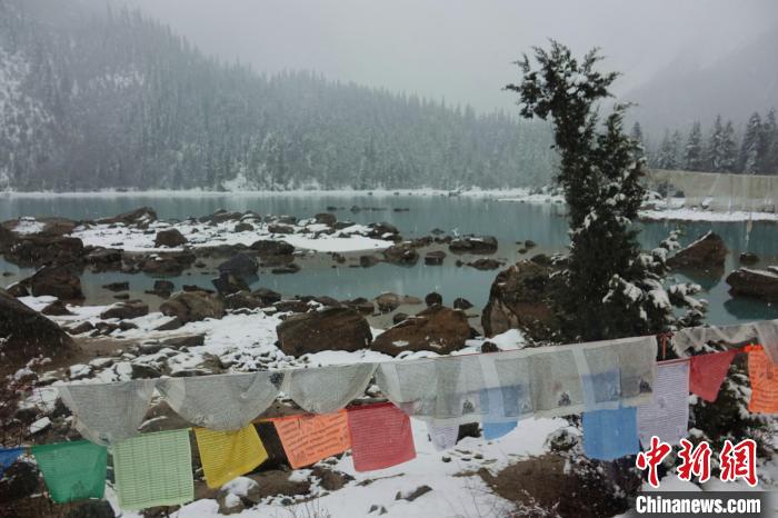 然烏湖春雪飄落?！∪轿木?攝
