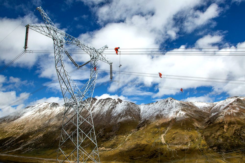 藏中聯(lián)網(wǎng)工程建設，銀線上的“舞者” 。盧忠東攝