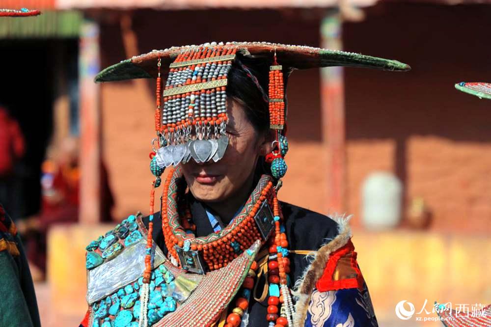 普蘭群眾展示特色服飾。人民網(wǎng) 李海霞攝