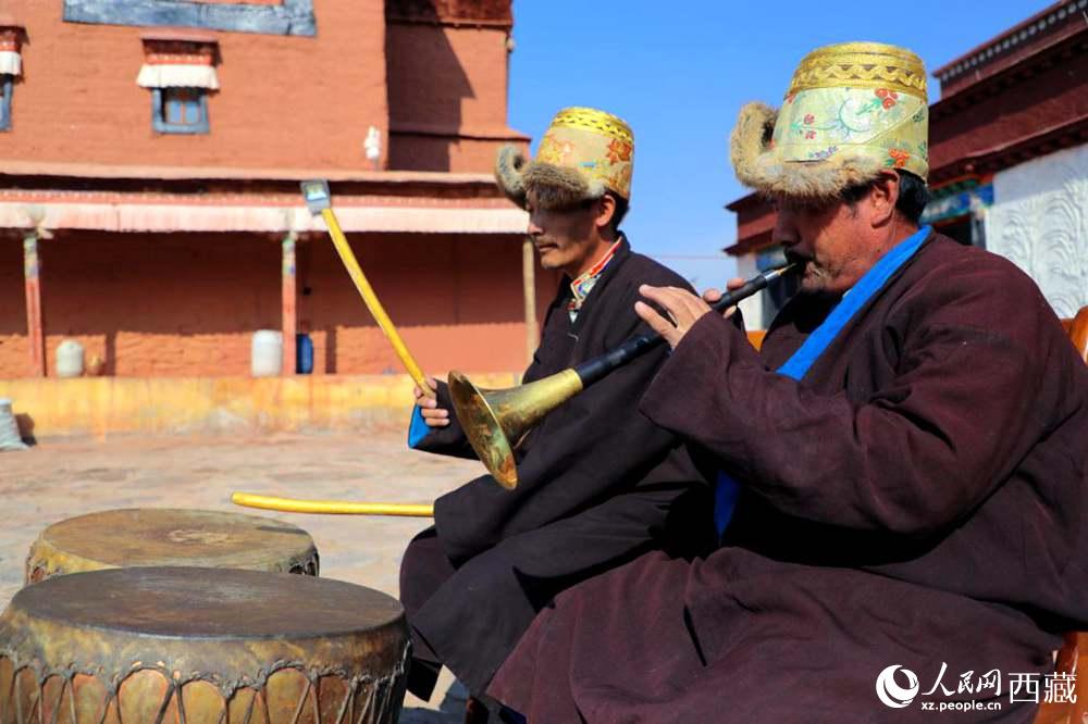 “宣”舞配樂師。人民網(wǎng) 李海霞