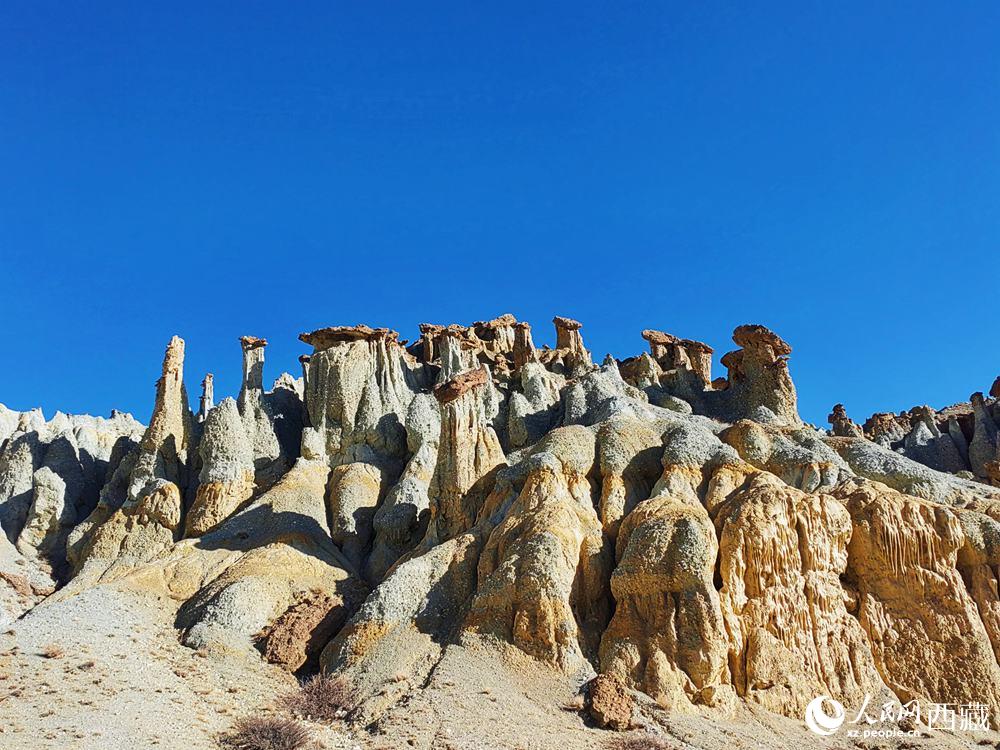 形態(tài)各異的土林。人民網(wǎng) 李海霞攝