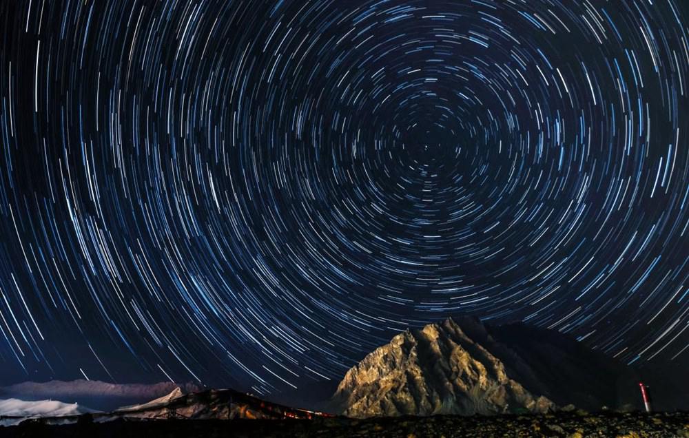 微微風(fēng)簇浪，散作滿(mǎn)河星。貢覺(jué)群培攝