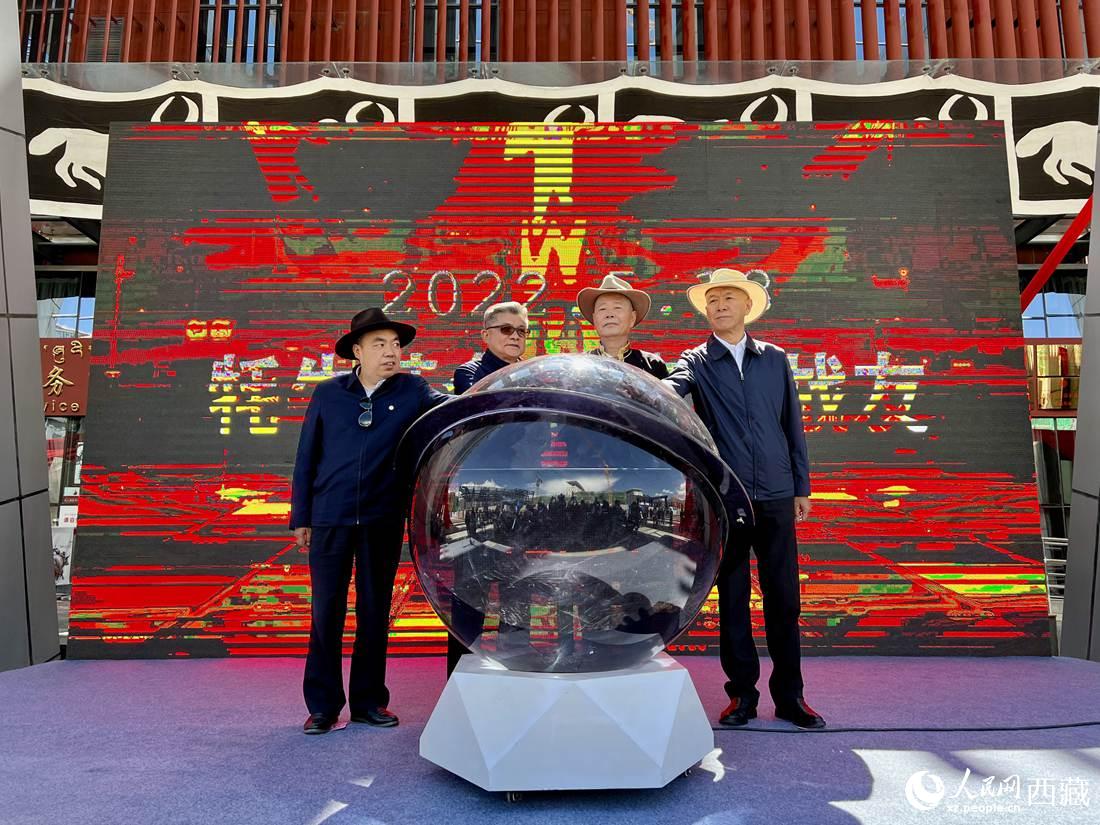 《牦牛革命》《無言的戰(zhàn)友》紅色群雕揭幕儀式。人民網(wǎng) 次仁羅布攝