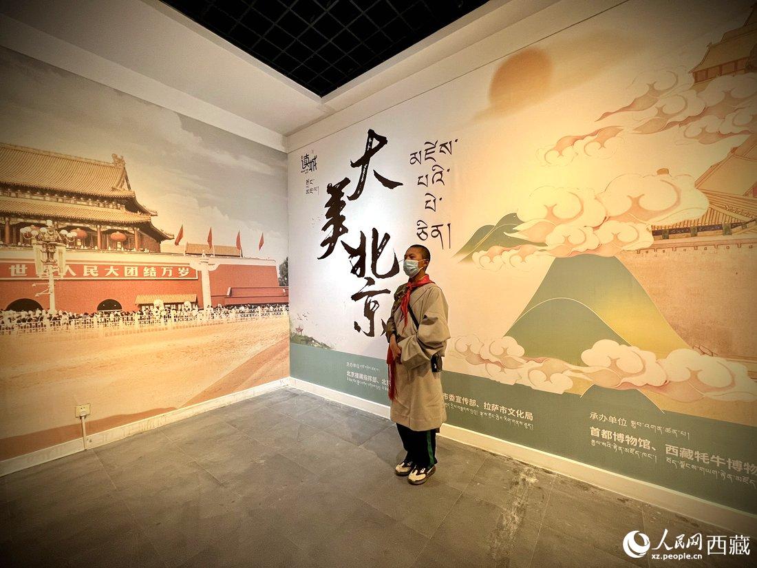 拉薩市北京實驗中學(xué)的學(xué)生講解員進行講解。人民網(wǎng) 次仁羅布攝