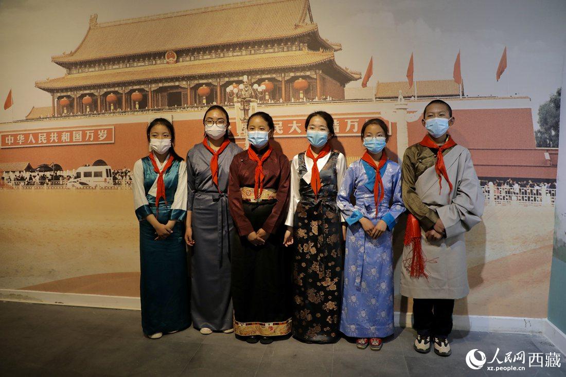 拉薩市北京實驗中學(xué)的小講解員們。人民網(wǎng) 次仁羅布攝