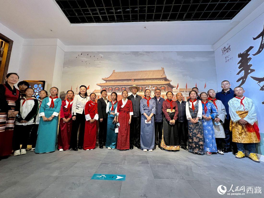 合影留念。人民網(wǎng) 次仁羅布攝