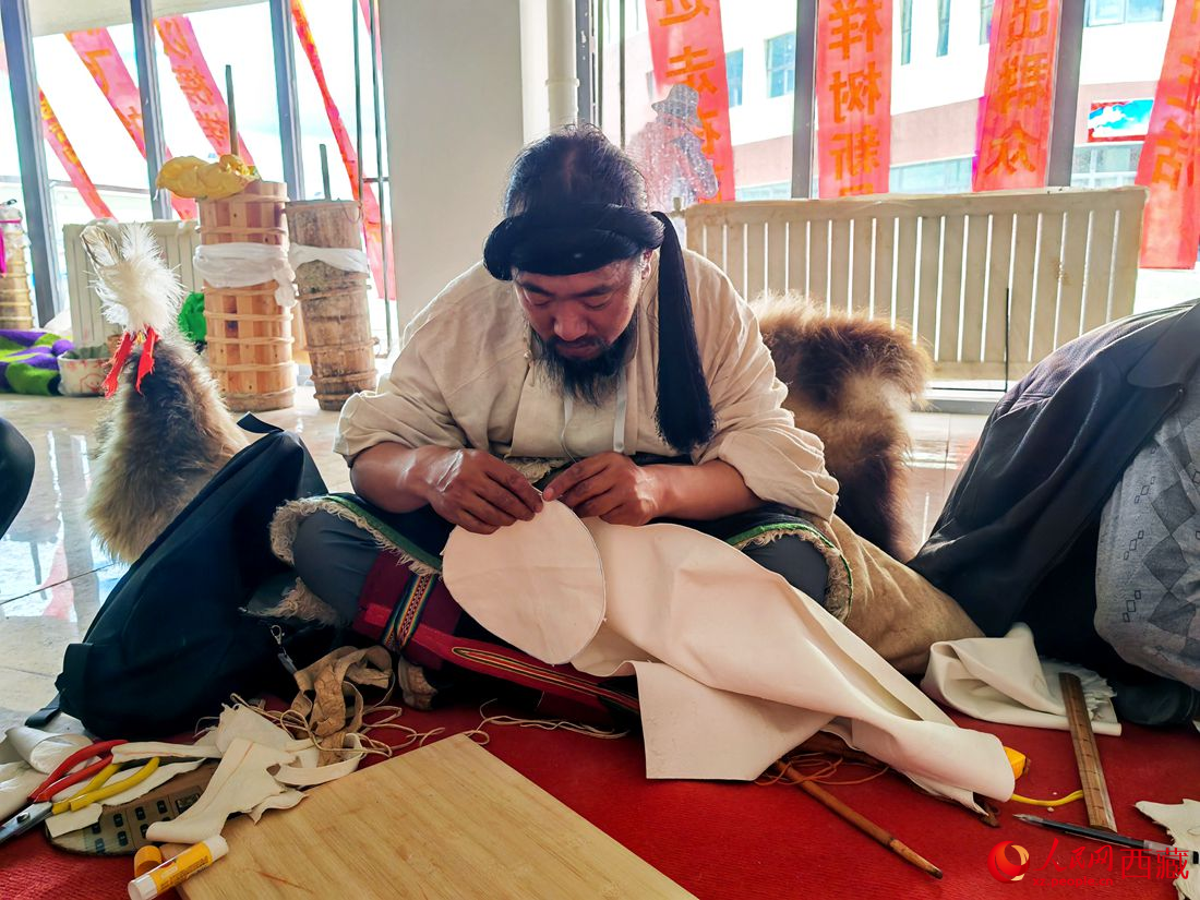 草原漢子變身裁縫。人民網(wǎng) 李海霞攝