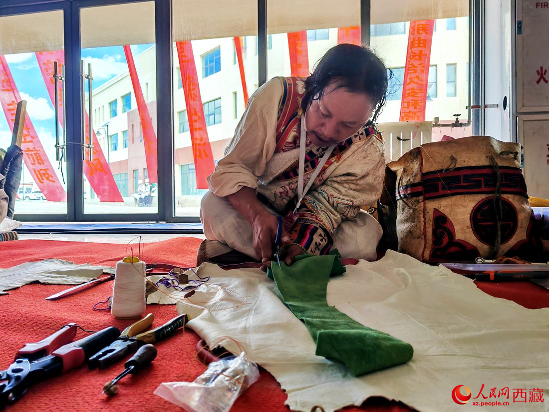 曾經(jīng)的放牛娃學(xué)得一身好手藝。人民網(wǎng) 李海霞攝