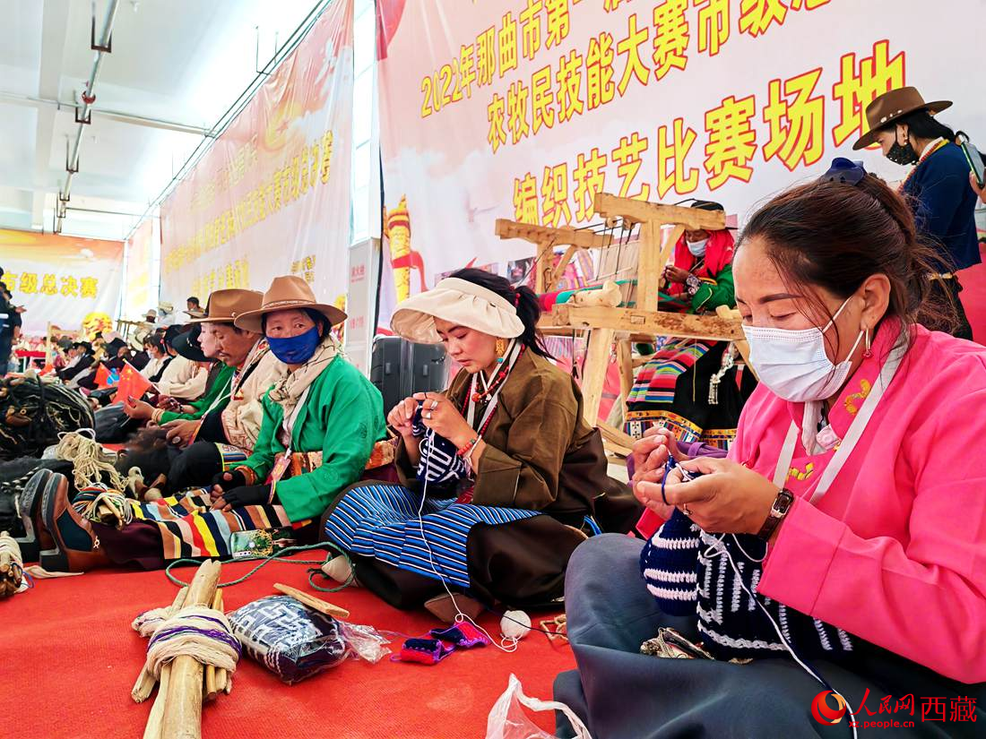 草原姑娘們編織技能大比拼。人民網(wǎng) 李海霞攝