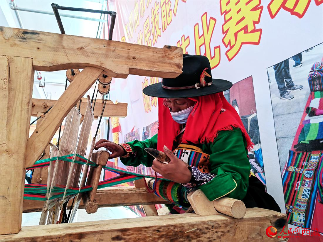 紡織手藝展示。人民網(wǎng) 李海霞攝