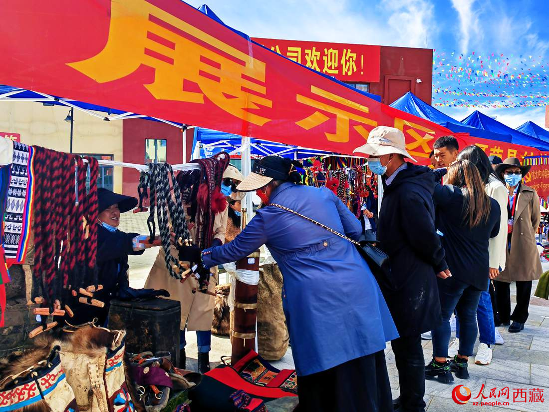 技能大賽現(xiàn)場引來不少客戶。人民網(wǎng) 李海霞攝