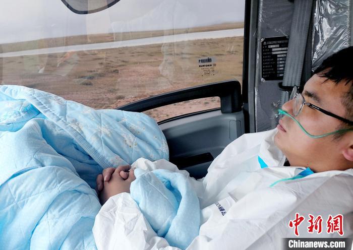 從咸陽開始到拉薩，閆光宇和朋友吃住均不離車?！∴嵟?攝