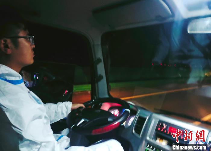 星夜疾馳，只為讓防疫物資早日抵達(dá)西藏。　鄭朋 攝