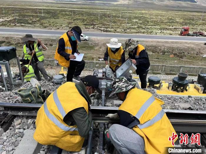圖為青藏鐵路基礎(chǔ)設(shè)施“升級(jí)換代”施工現(xiàn)場(chǎng)?！‖F(xiàn)場(chǎng)作業(yè)人員供圖