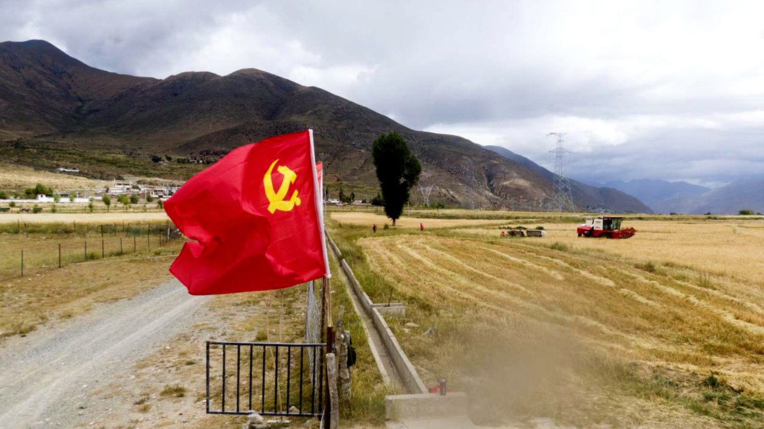 黨員先鋒隊沖在前。洛克攝