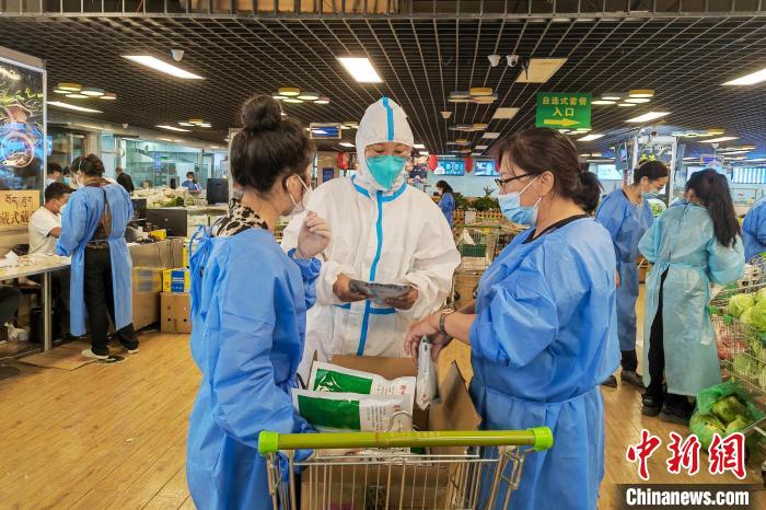 圖為疫情期間，西藏格拉丹東超市調(diào)配物資，保障市場供應?！∈茉L者供圖