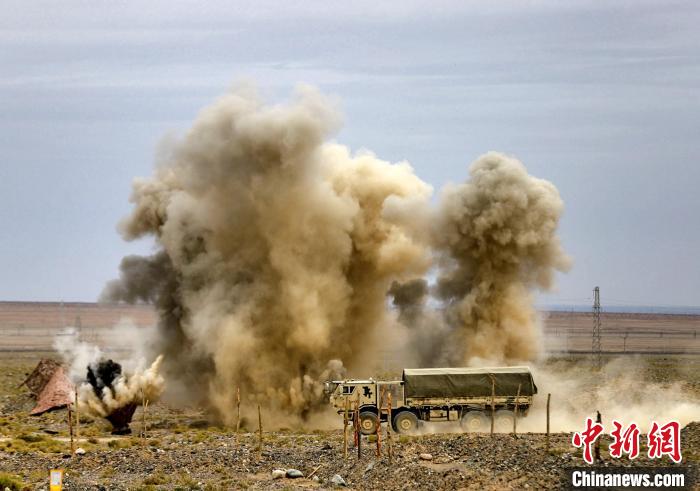 圖為模擬運輸分隊通過炮火路段。　 王先鋒 攝
