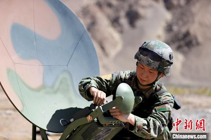 圖為官兵進(jìn)行衛(wèi)星通訊架設(shè)。　 鄒寧寧 攝