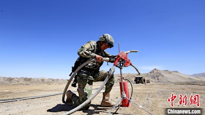 圖為官兵為群車加油?！?胡吉容 攝