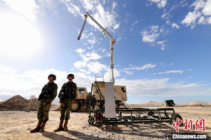 圖為野戰(zhàn)油庫開設(shè)?！?唐 堯 攝